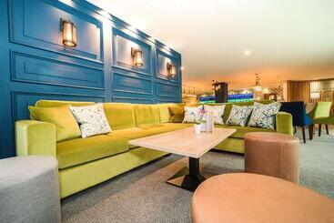 هتل De Vere Cotswold Water Park
