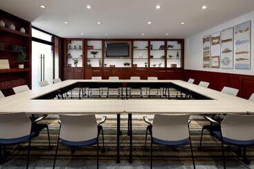 هتل Holiday Inn & Suites Montreal Airport, An Ihg