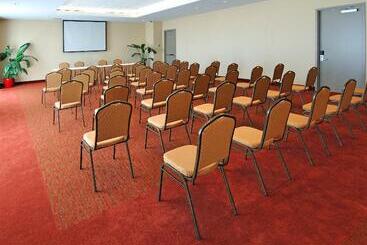هتل Holiday Inn & Suites Montreal Airport, An Ihg