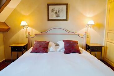 هتل Hostellerie De La Tour D'auxois