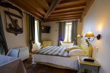 هتل Hostellerie De La Tour D'auxois