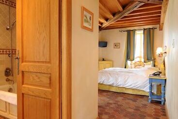 هتل Hostellerie De La Tour D'auxois