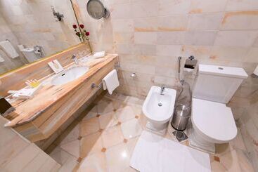هتل Ramada By Wyndham Continental Jeddah
