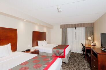 هتل Ramada By Wyndham Niagara Falls By The River