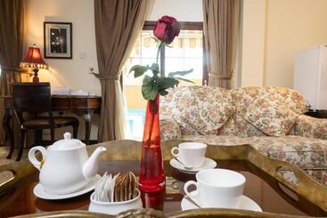 هتل The Convention Center & Royal Suites