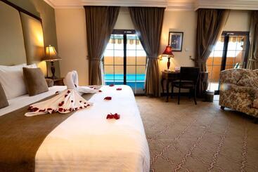 هتل The Convention Center & Royal Suites