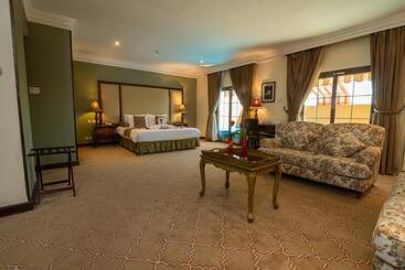 هتل The Convention Center & Royal Suites