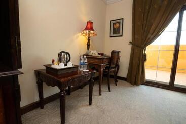 هتل The Convention Center & Royal Suites