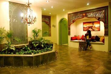 هتل The Convention Center & Royal Suites