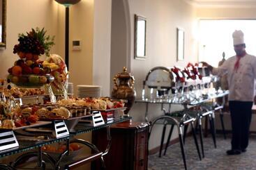 هتل The Convention Center & Royal Suites