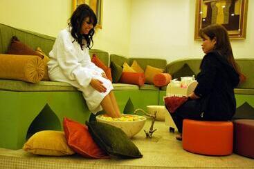 هتل The Convention Center & Royal Suites