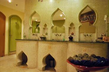 هتل The Convention Center & Royal Suites