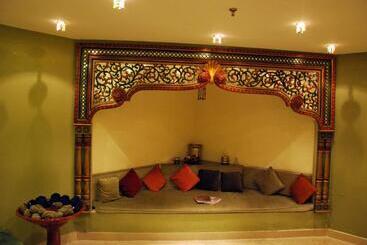 هتل The Convention Center & Royal Suites