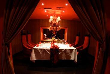 هتل The Convention Center & Royal Suites
