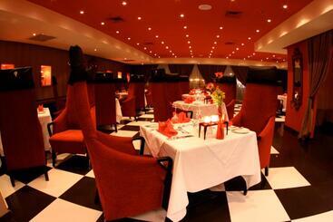 هتل The Convention Center & Royal Suites