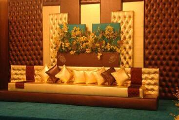 هتل The Convention Center & Royal Suites