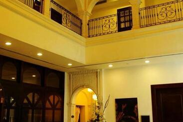 هتل The Convention Center & Royal Suites