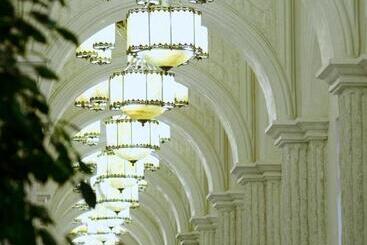هتل The Convention Center & Royal Suites