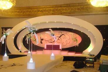 هتل The Convention Center & Royal Suites