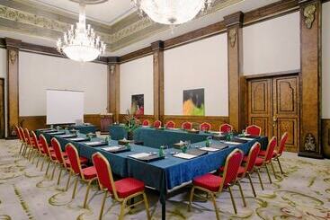 هتل The Convention Center & Royal Suites