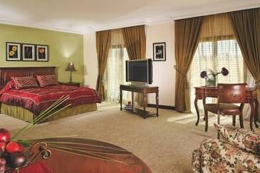 هتل The Convention Center & Royal Suites