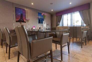 هتل The Plough Inn