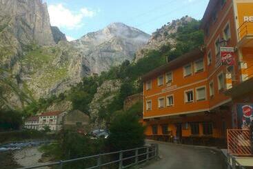 پانسیون Hostal Poncebos