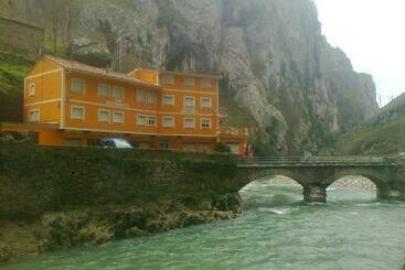 پانسیون Hostal Poncebos