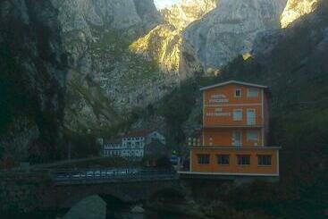 پانسیون Hostal Poncebos
