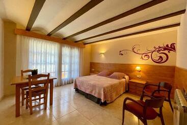 Aparthotel Les Corts - Llivia