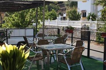 هتل Hostal Atalaya