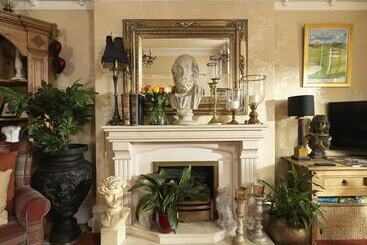 هتل Howarth House