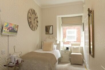 هتل Howarth House