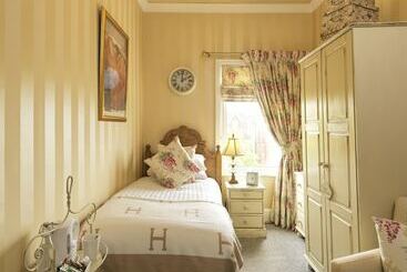 هتل Howarth House
