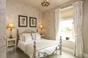 هتل Howarth House