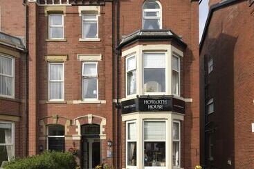 هتل Howarth House