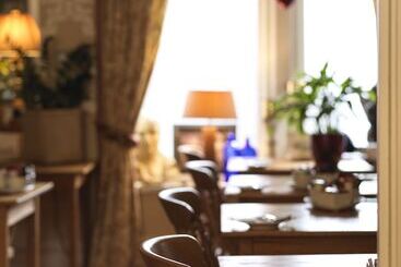 هتل Howarth House