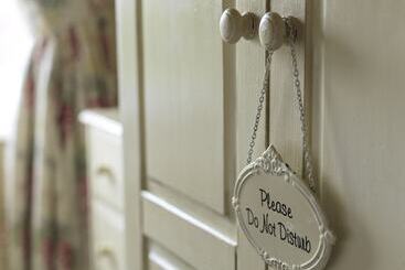 هتل Howarth House