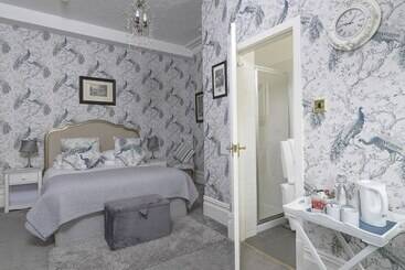 هتل Howarth House