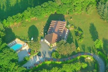 هتل Hôtel Le Clos Roussillon