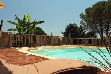 هتل Hôtel Le Clos Roussillon