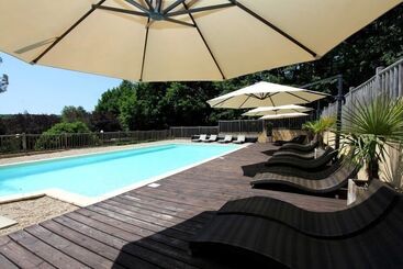 هتل Hôtel Le Clos Roussillon