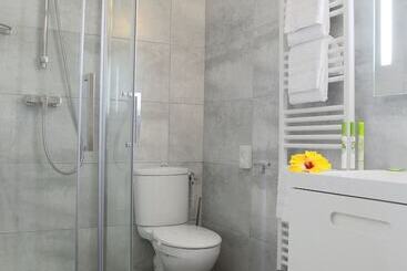 هتل Hôtel Le Clos Roussillon