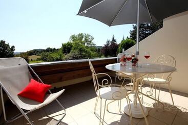 هتل Hôtel Le Clos Roussillon