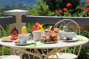 هتل Hôtel Le Clos Roussillon