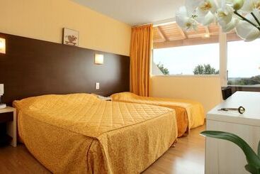 هتل Hôtel Le Clos Roussillon