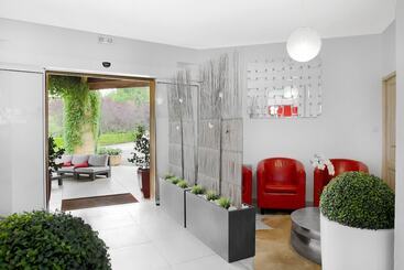 هتل Hôtel Le Clos Roussillon