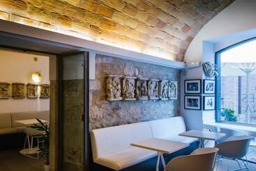 هتل Museu Llegendes De Girona