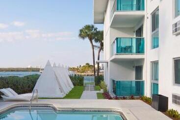 Отель Beach Haus Bal Harbour