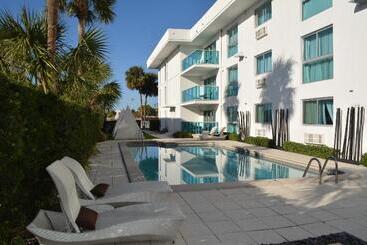 Отель Beach Haus Bal Harbour